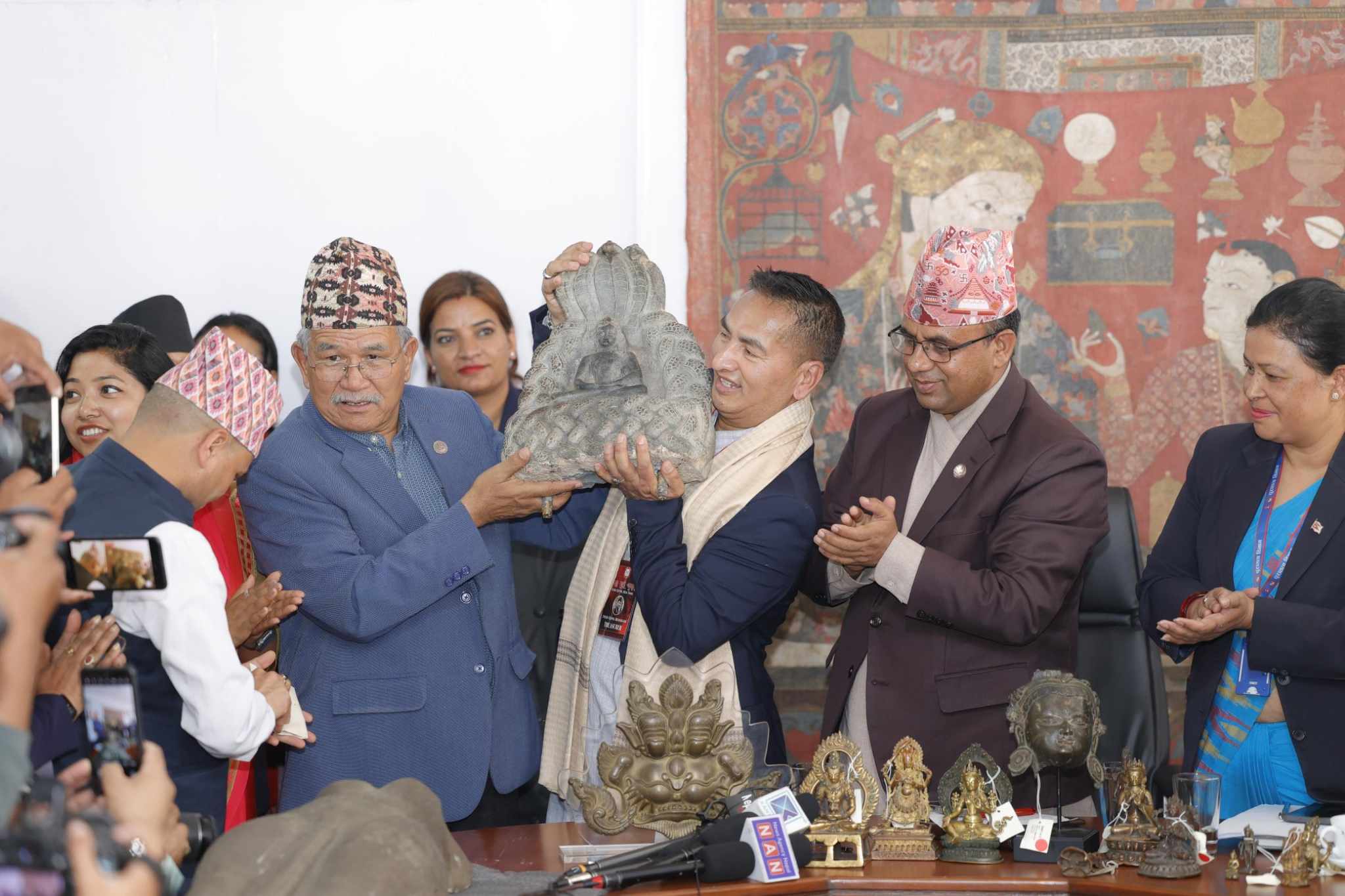 विदेशबाट फर्काइएका २१ वटा मूर्ति पाटन र राष्ट्रिय संग्रहालयलाई हस्तान्तरण