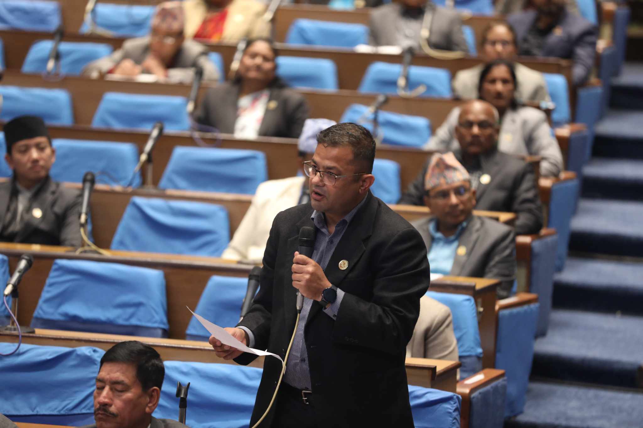 अहिलेको निर्वाचन प्रणालीबाट एउटै दलले बहुमत ल्याउँछ भन्नु आदर्शवादी कुरा मात्र होः सांसद गिरी(अन्तरवार्ता)