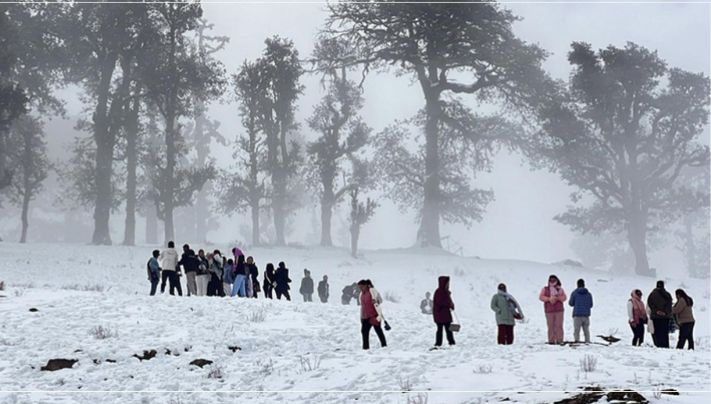 हिउँ खेल्न पर्यटक पातिहाल्नेमा