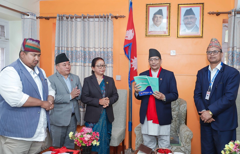 गण्डकी प्रदेश प्रमुख भट्टसमक्ष आदिवासी जनजाति आयोगको प्रतिवेदन पेस