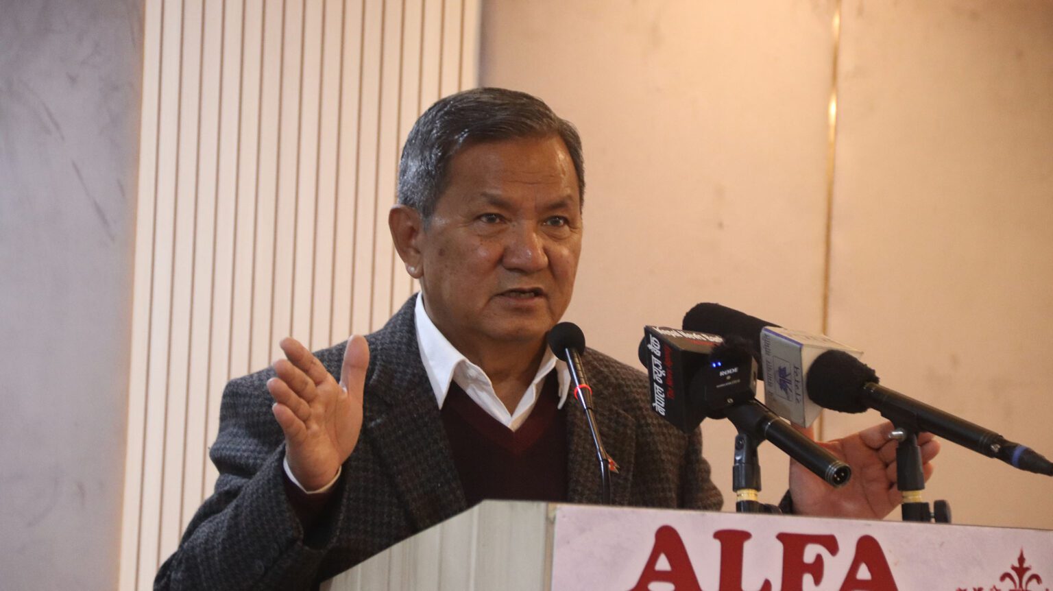 राजस्व सङ्कलन ठेक्कामा लगाउने कार्य तत्कालै बन्द गर्नुहोस्ः मन्त्री गुरुङ