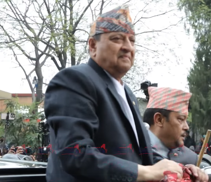 पूर्वराजालाई विमानस्थलमा समर्थहरुको भव्य स्वागत