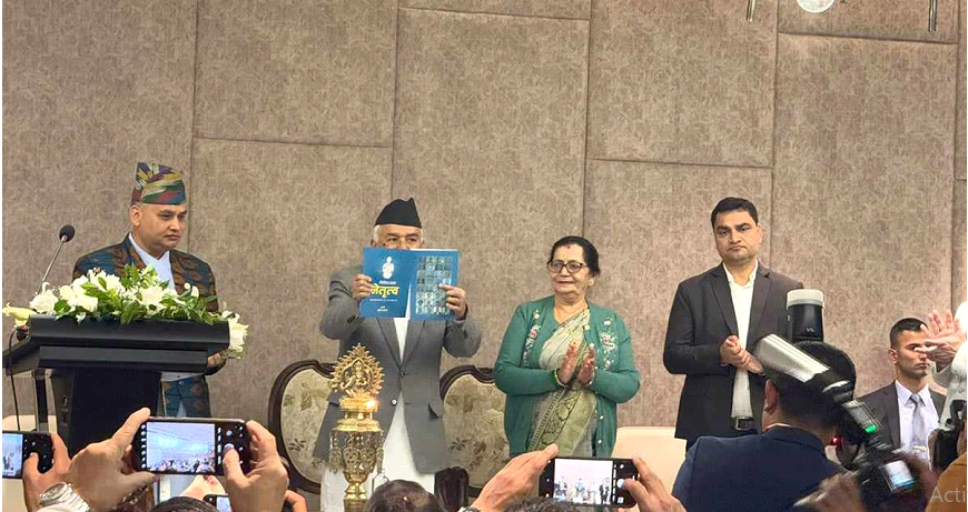 चिकित्सक सङ्घका अध्यक्षहरूबारे लेखिएको पुस्तक राष्ट्रपतिद्वारा विमोचन