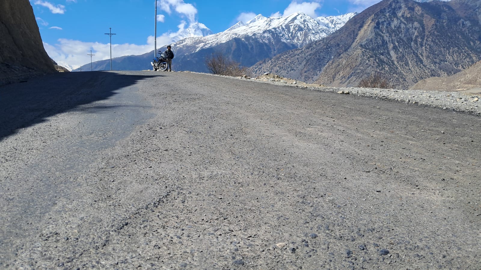 घरपझोङ सडकमा कमसल कालोपत्र