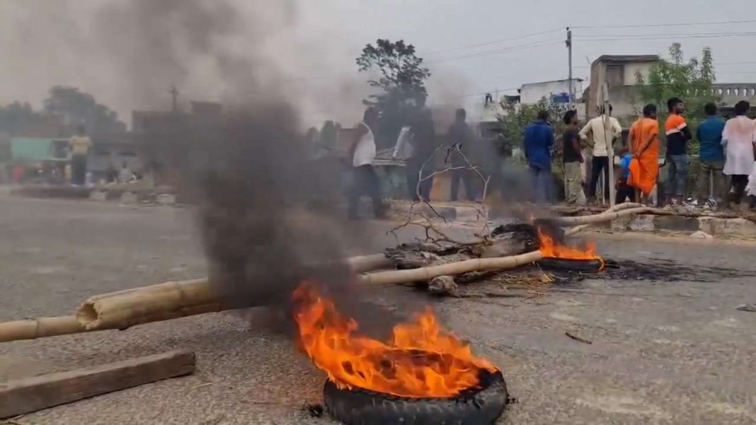 जनकपुर जलेश्वर सडकखण्ड अवरुद्ध, दोषीलाई कारबाहीको माग गर्दै प्रदर्शन