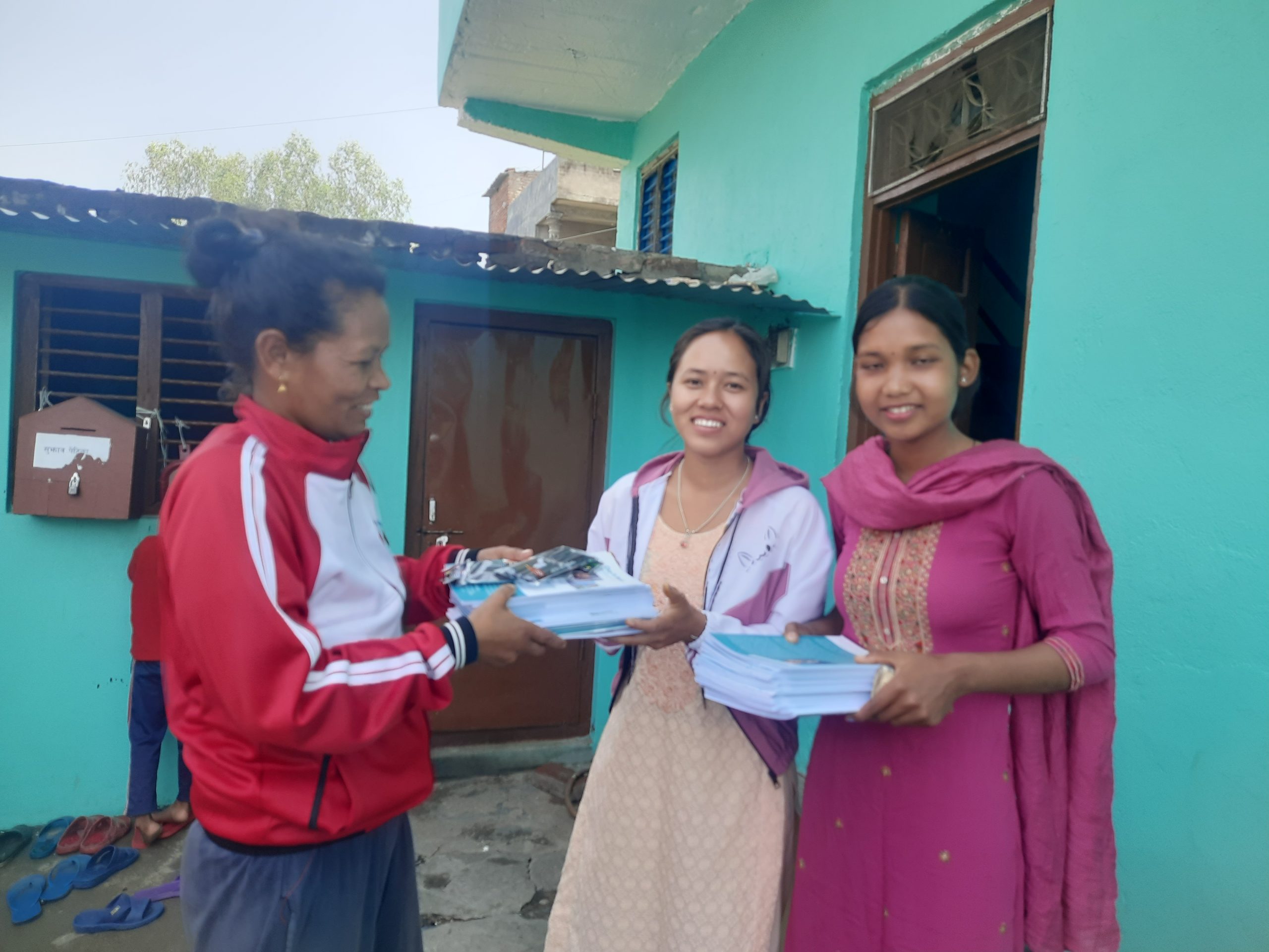 कानुन विषय अध्ययन गर्दै थारू समुदायका छात्रा