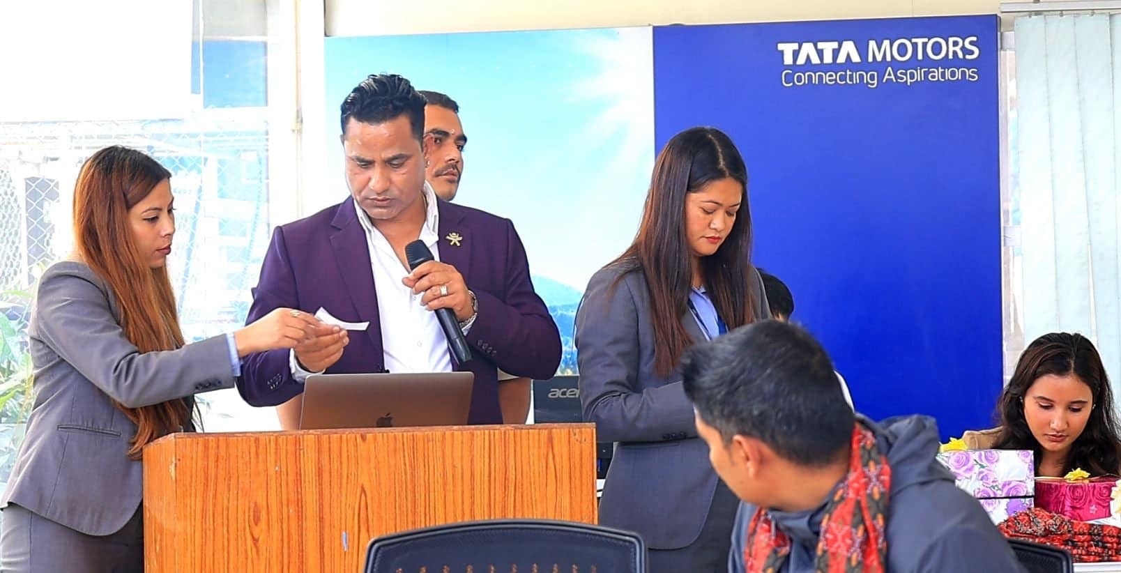वेस्टर्न मोटर्सले टाटा गाडी किन्नेलाई दिइयो आईफोन १६ उपहार, आगामी दिनमा पनि वेस्टर्न मोटर्सले यस्तै स्किम ल्याउँदै