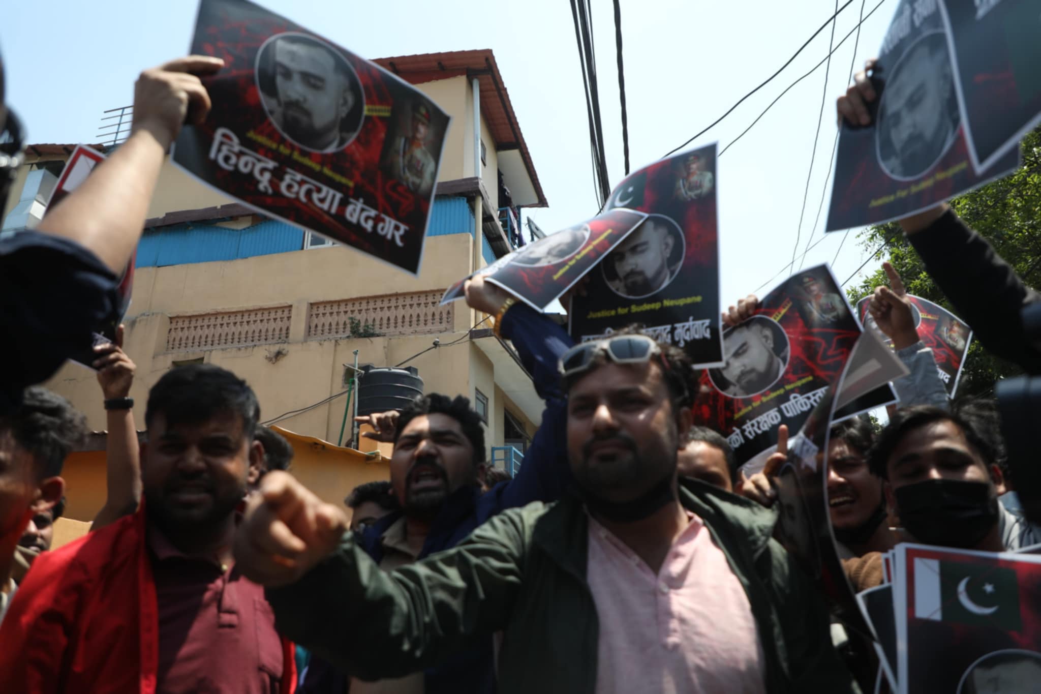 पहलगाममा भएको आतंककारी हमलाको विरोधमा पाकिस्तानी दूतावास अगाडि प्रदर्शन