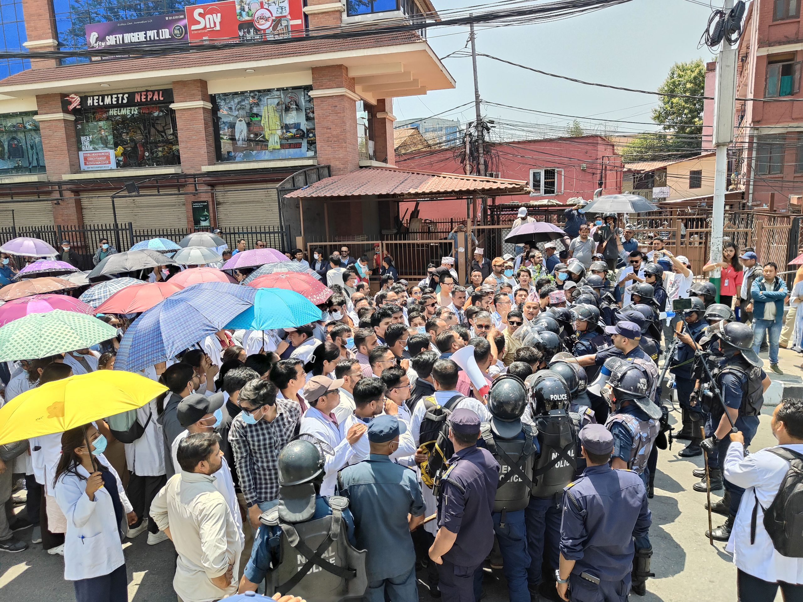 आवासीय चिकित्सक भन्छन्ः श्रमको मूल्य नपाउँदा काम गर्ने मनोबल नै घटेको छ