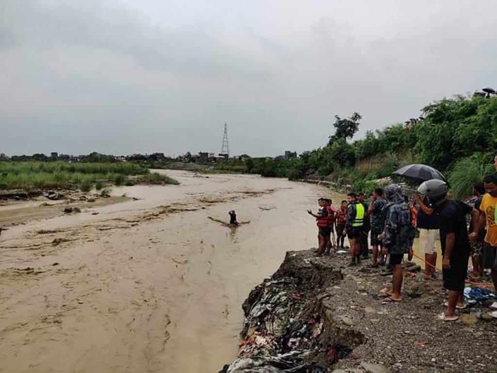 दानव खोलामा बेपत्तामध्ये एकको शव भेटियो, दुई अझै बेपत्ता