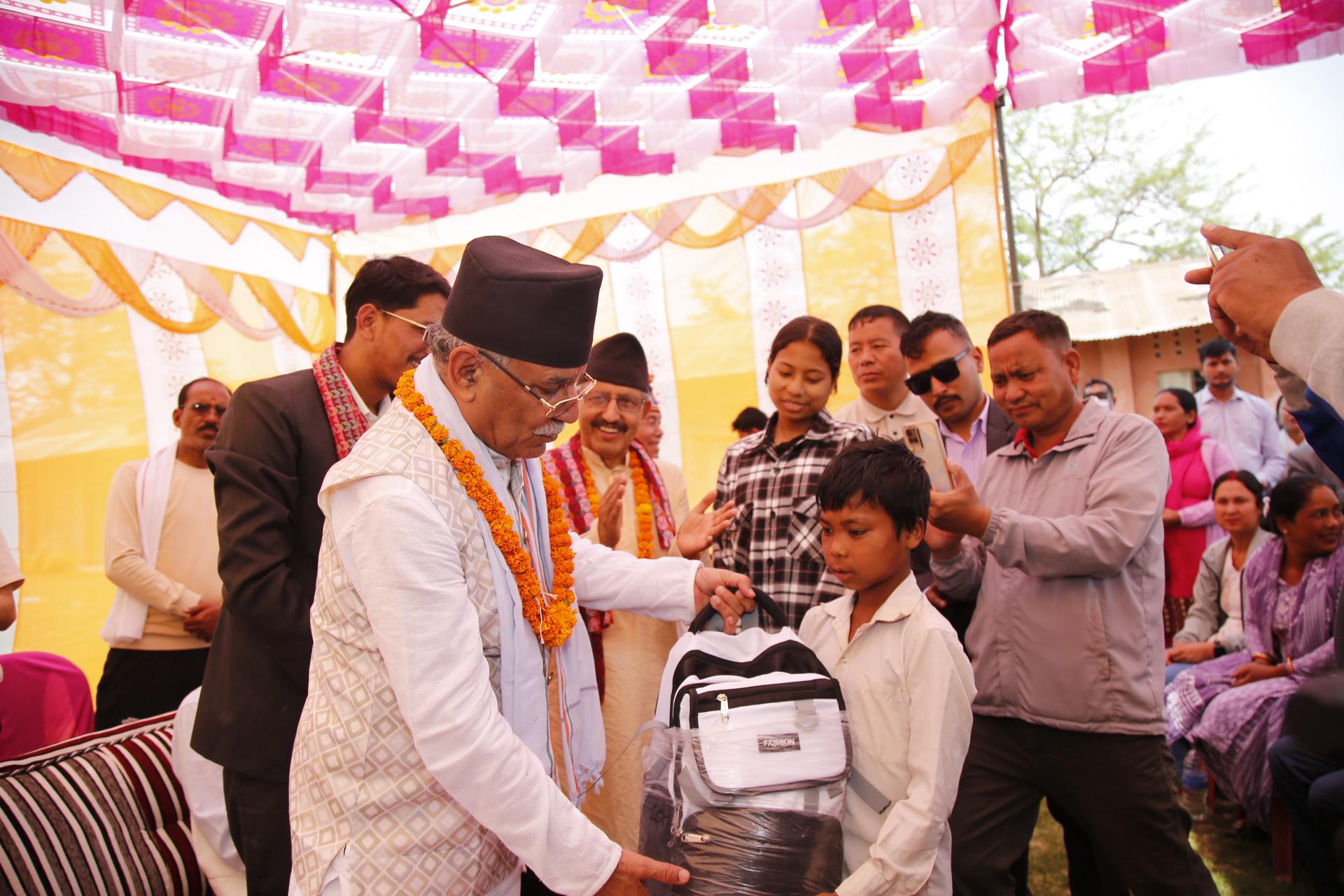 प्रचण्डद्वारा सहिद परिवारका दुई बालबालिकाको अभिभावकत्व ग्रहण