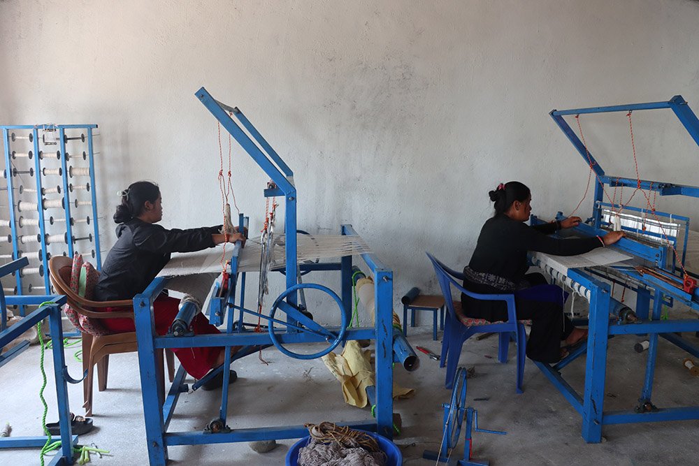 जङ्गलमा खेर गइरहेको अल्लोलाई गाउँमै अल्लो प्रशोधन गरी कपडा उत्पादन