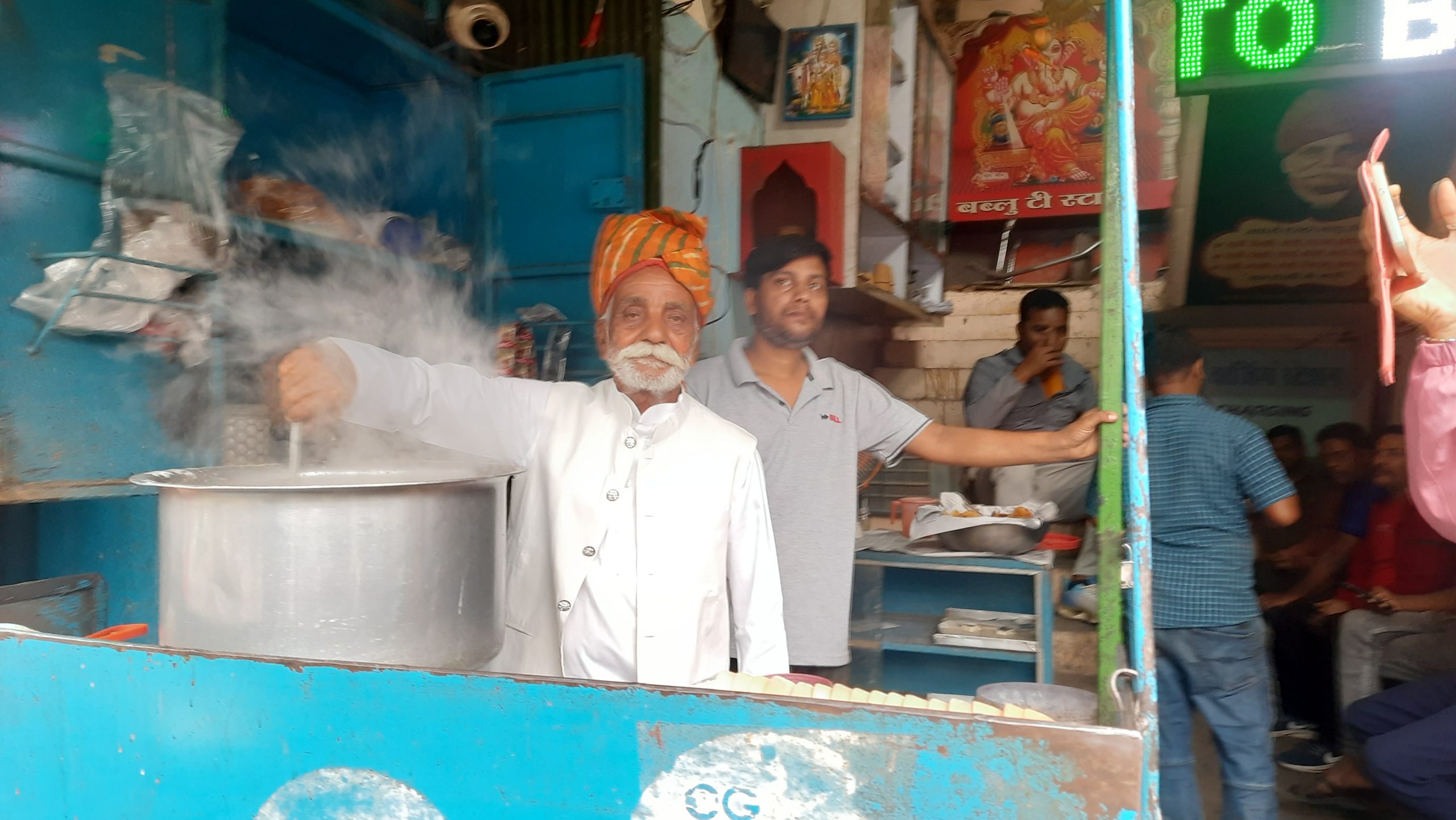 ‘बब्लु टी स्टाल’-जस्को चियाको चुस्की लिन मरिहत्ते गर्छन् पारखीहरु !