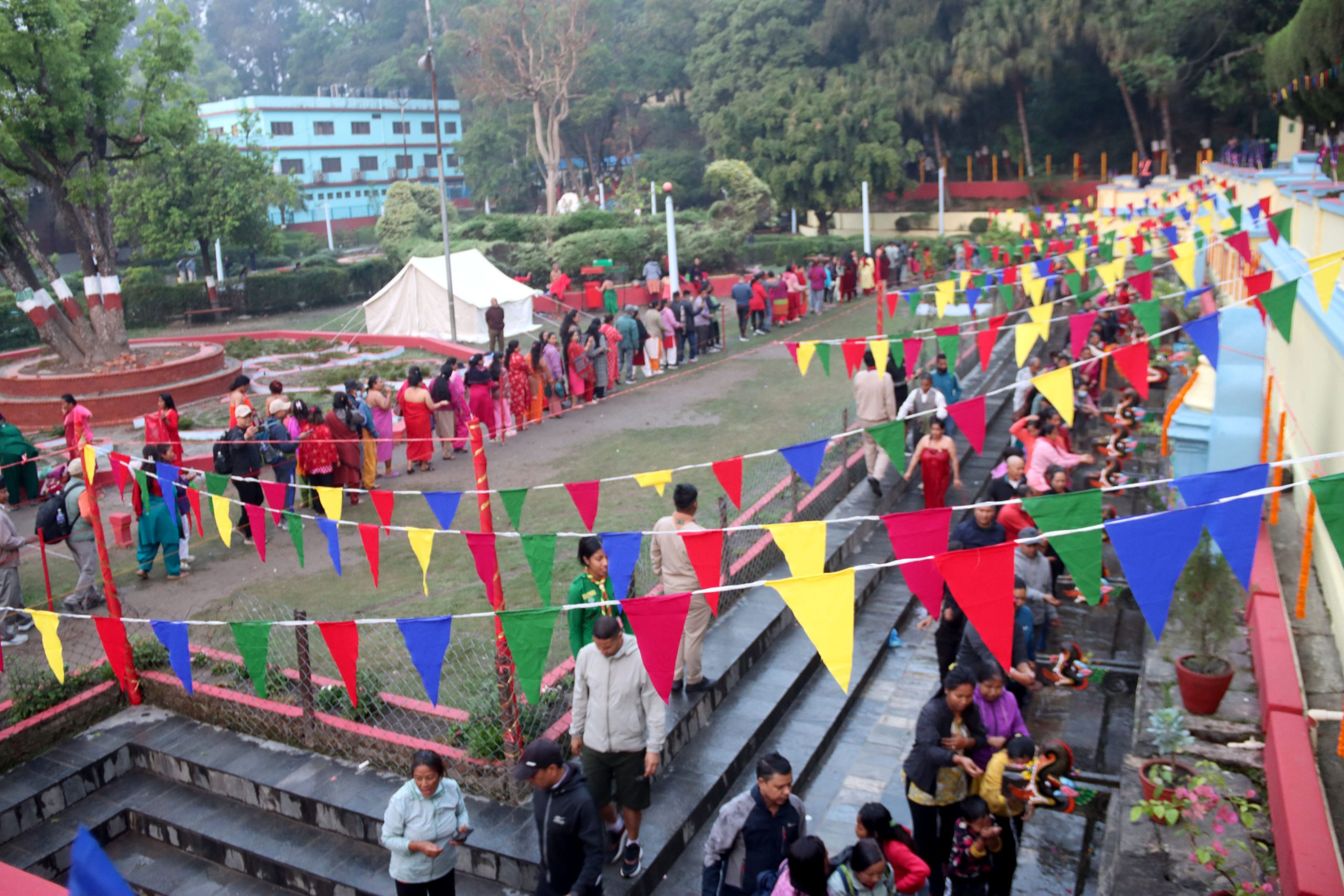 बौद्धमा बत्ती बालेर तामाङ समुदायद्वारा बालाजुमा स्नान