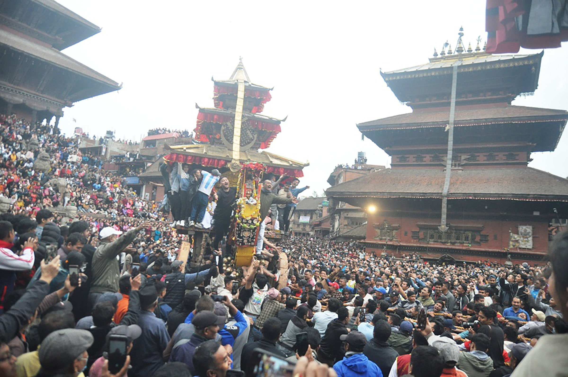 सुरु भयो भक्तपुरको ऐतिहासिक बिस्केट जात्रा(फोटोफिचर)