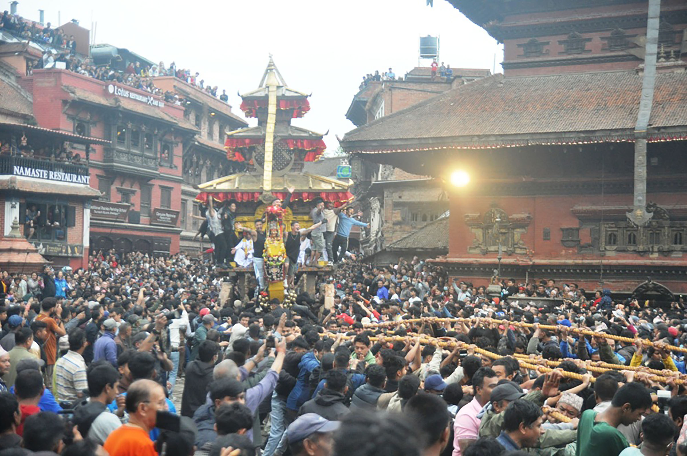 बिस्केट जात्रामा रथले किचेर एक जनाको मृत्यु