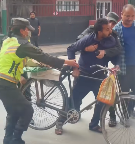 कवाड संकलकलाई लछारपछार गर्ने नगरप्रहरी बर्खास्त