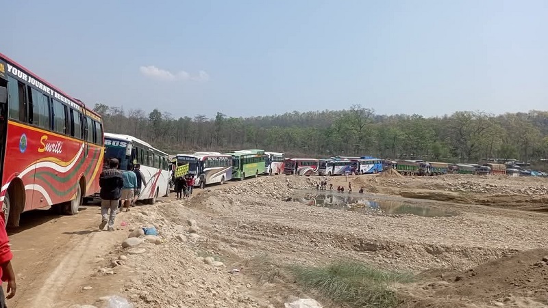 नारायणघाट–बुटवल सडकको दुम्कीबासमा डाइभर्सन बगाउँदा राजमार्ग अवरुद्ध