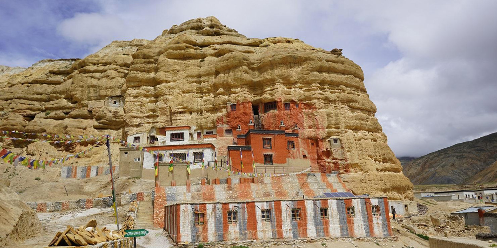 मुस्ताङस्थित छोसेरको गुफा पर्यटकको रोजाइमा