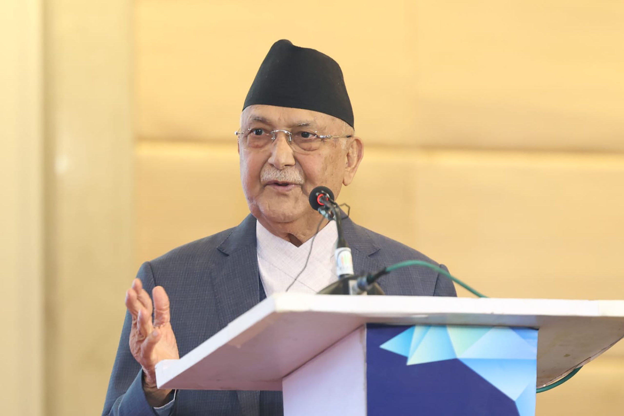 संविधानअन्तर्गत शपथ खाएर संसद्मा संविधान मान्दिनँ भनिनु इमानदारिताको खडेरी होः प्रधानमन्त्री ओली