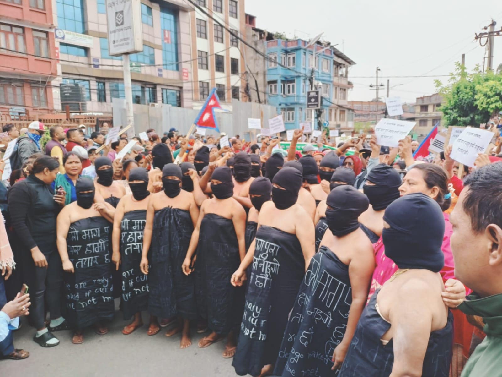 सहकारी तथा लघुवित्त पीडितहरुद्वारा काठमाडौंमा अर्धनग्न जुलुस प्रदर्शन(फोटोफिचर)