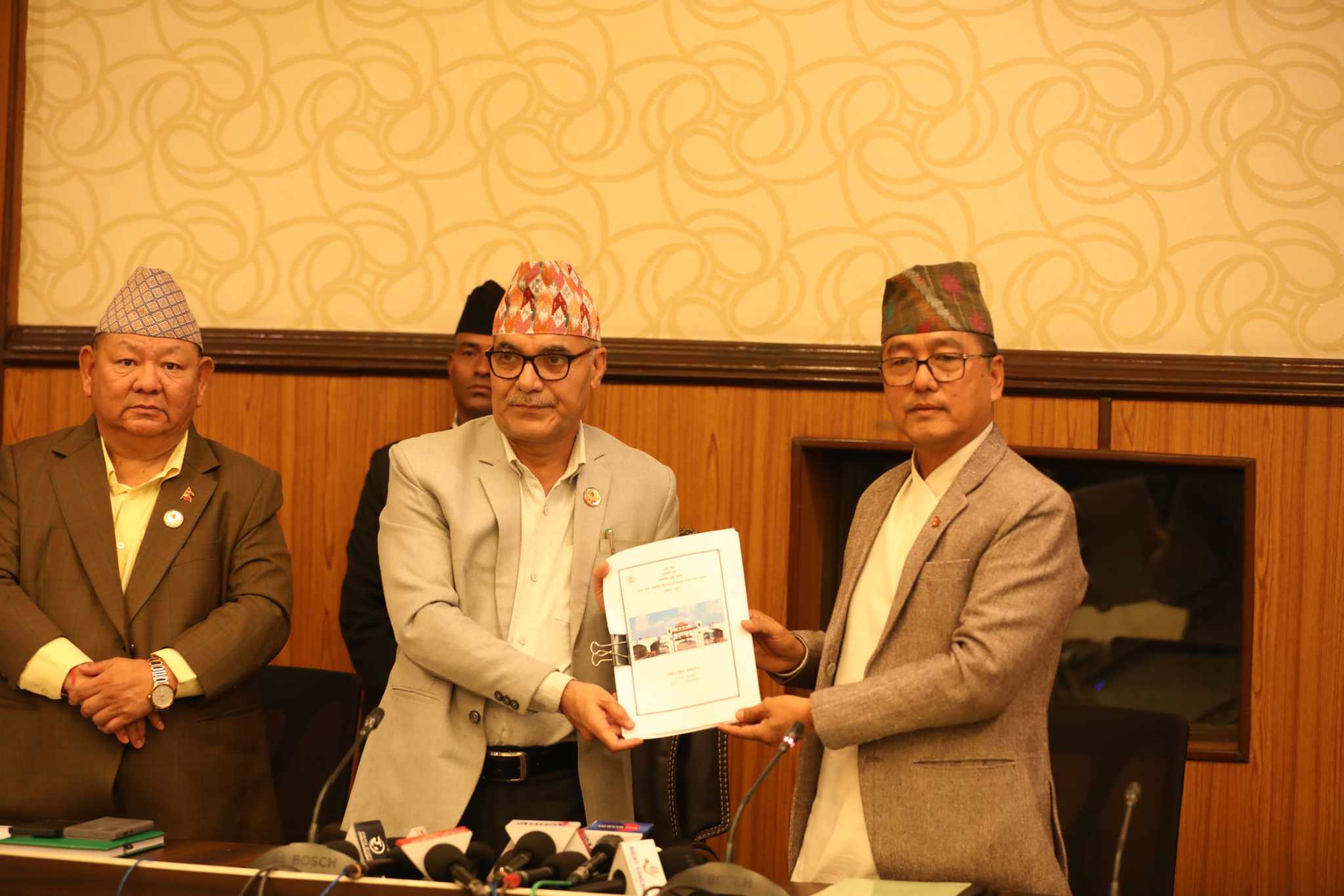 पोखरा विमानस्थलको अध्ययन प्रतिवेदन लेखा समितिलाई हस्तान्तरण