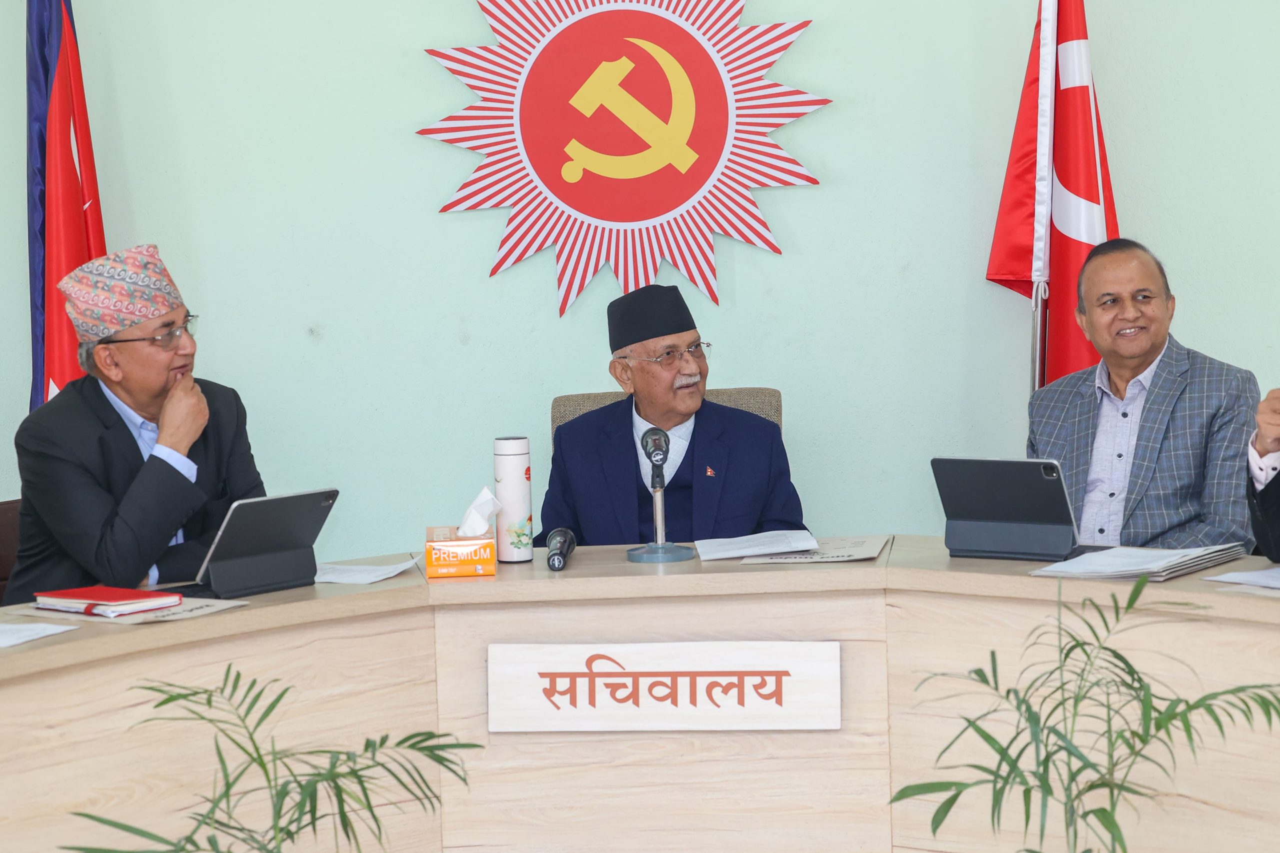 एमालेले भन्यो-प्रचण्डले सरकार परिवर्तनको कुरामात्र गर्नु सत्तामोहबाहेक केही होइन