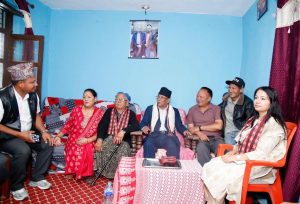 दैलेखमा प्रचण्डद्वारा पत्रकार डेकेन्द्र थापाको परिवारसँग भेट