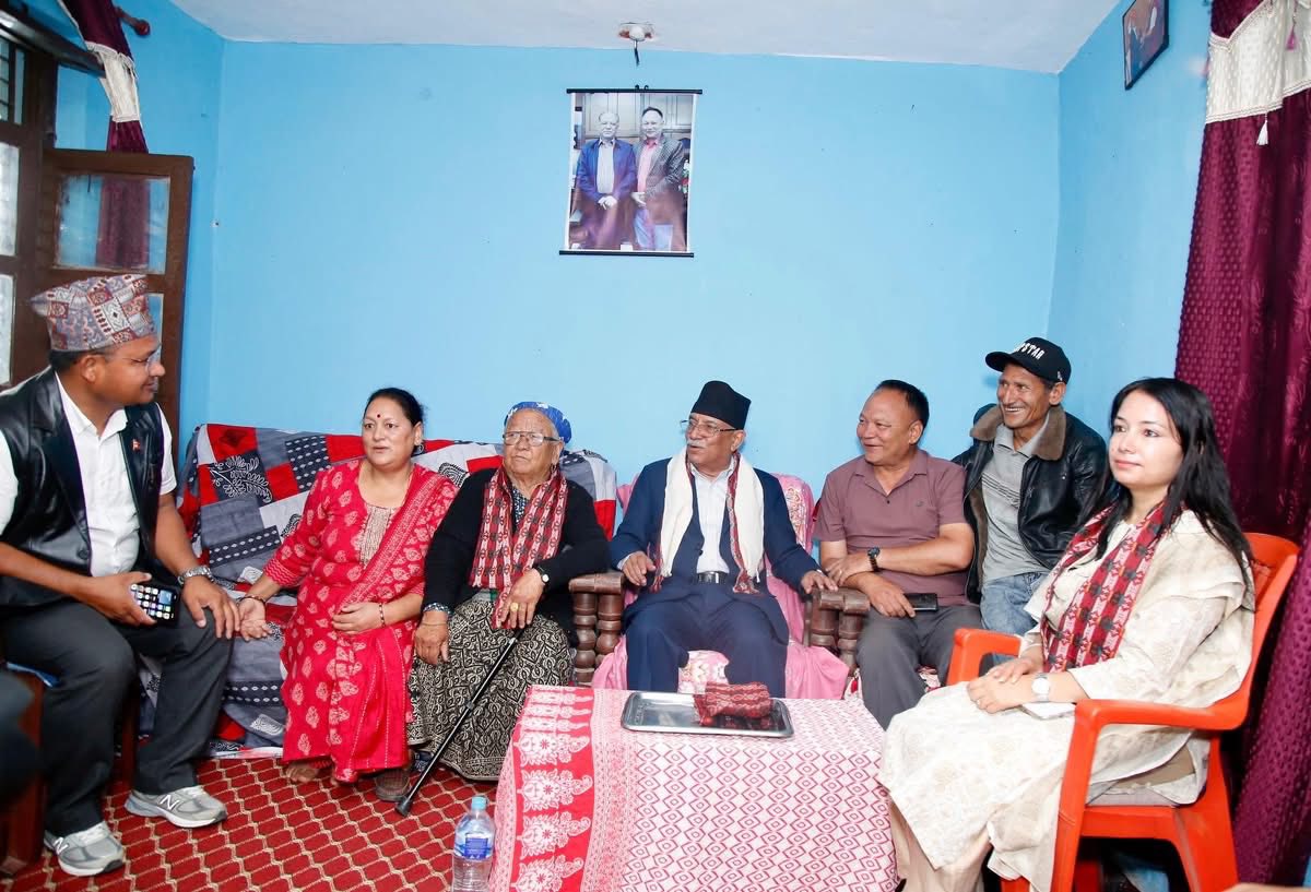 दैलेखमा प्रचण्डद्वारा पत्रकार डेकेन्द्र थापाको परिवारसँग भेट