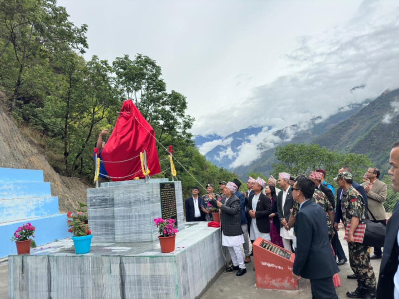 राष्ट्रपतिद्वारा लमजुङको बाहुनडाँडामा निर्मित राष्ट्रकविको स्मृतिमा निर्मित उद्यान उद्घाटन