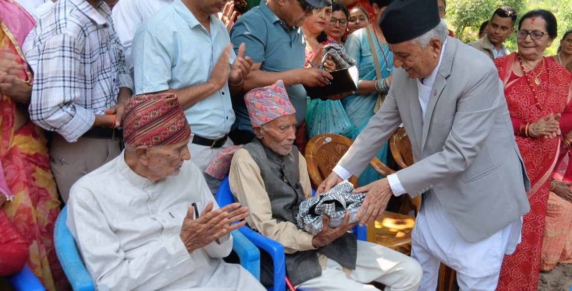 राष्ट्रपति पौडेलद्वारा तनहुँको व्यासमा ज्येष्ठ नागरिकलाई सम्मान