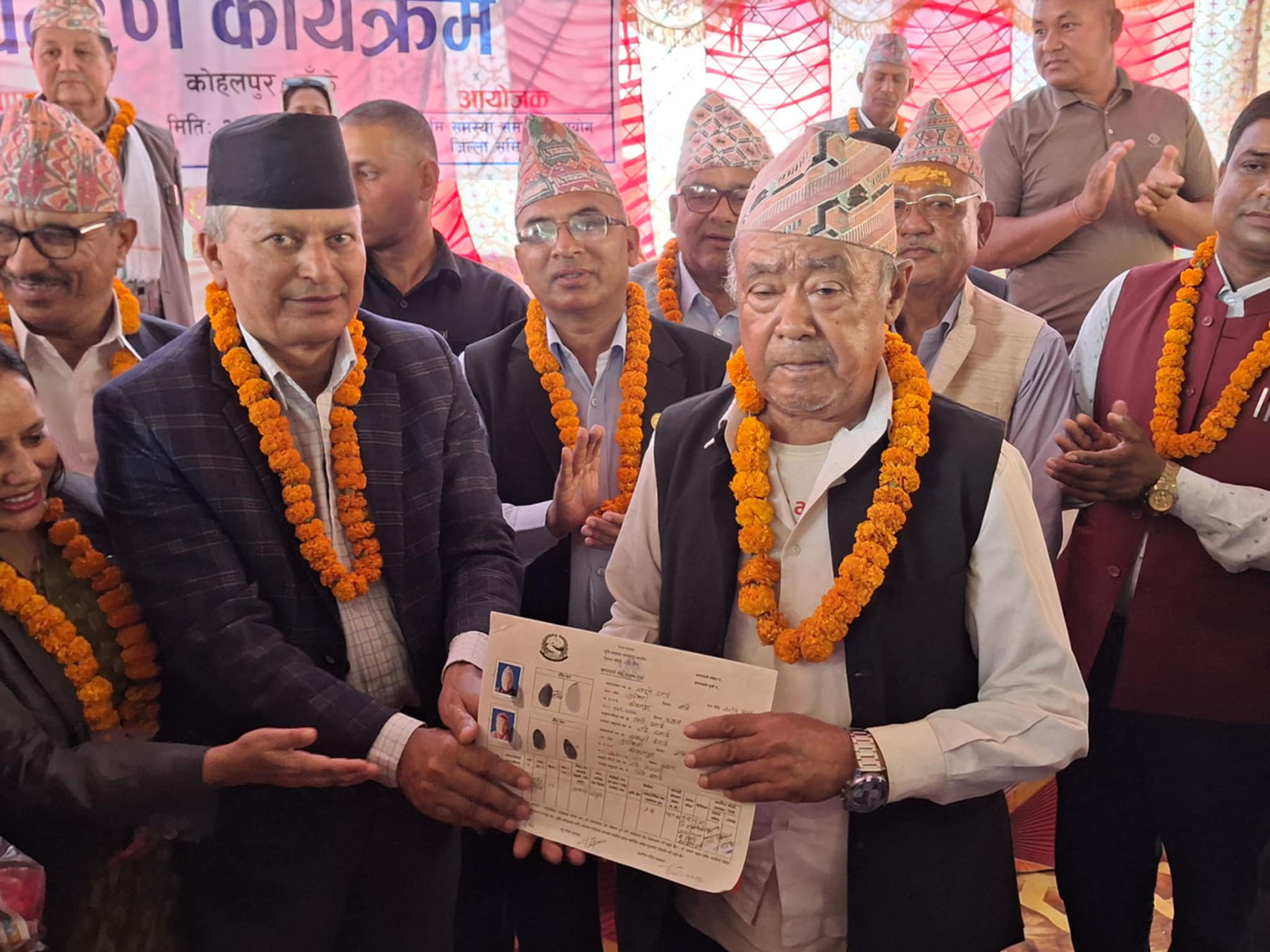भूमिहीन दलितलाई जग्गाधनी प्रमाणपत्र वितरण