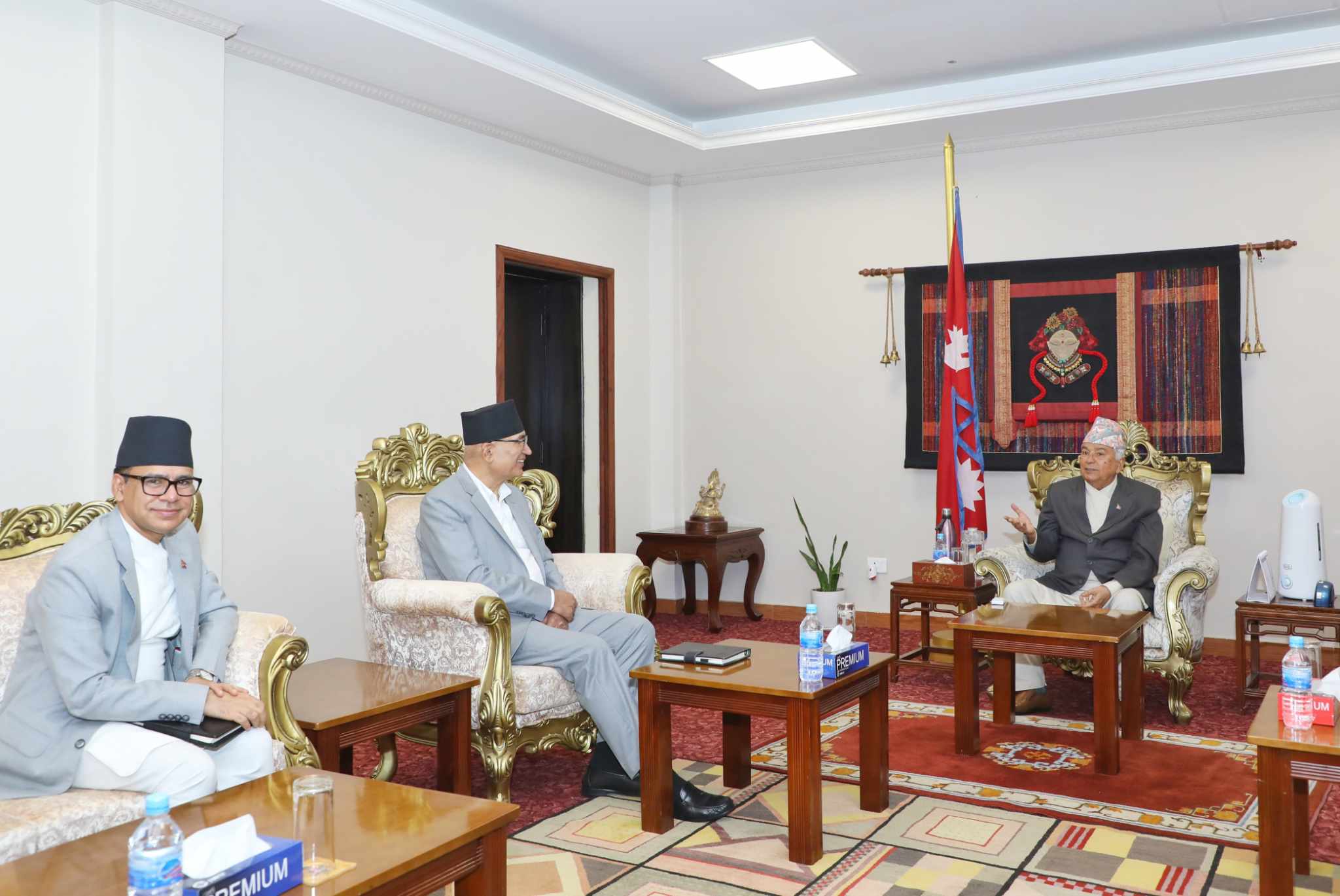 राष्ट्रपतिलाई बजेटबारे अर्थमन्त्रीको ब्रिफिङ