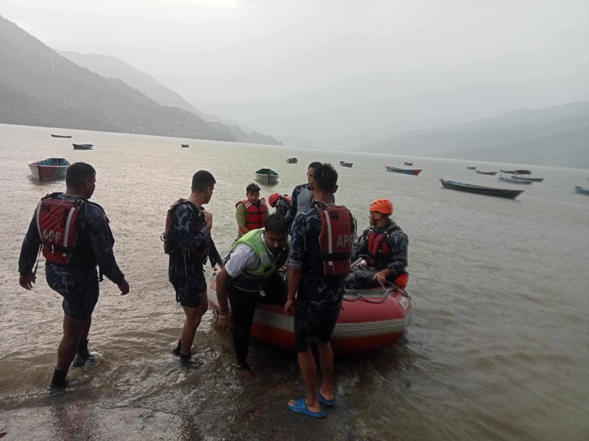 डुंगा पल्टिएर फेवातालमा फसेका ७ जनाको सकुशल उद्वार