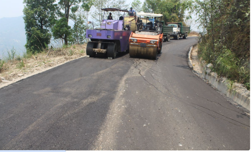 घ्याम्पेसाल पाँचखुवा देउराली ताकुकोट सडक २८ वर्षपछि कालोपत्र