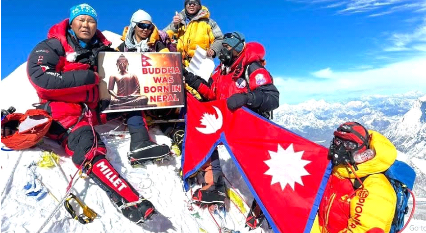 एकै परिवारका छ जनाले गरे मकालु हिमाल आरोहण