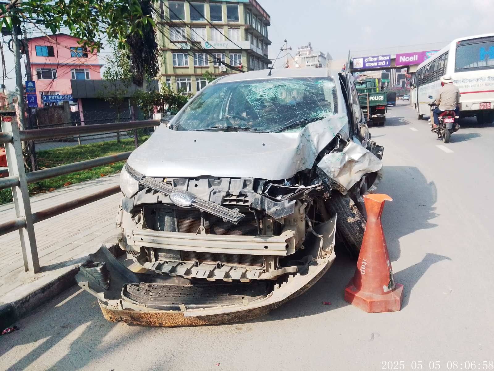 ललितपुरमा कारले बिजुलीको पोलमा ठक्कर दिएर ठूलो दुर्घटना
