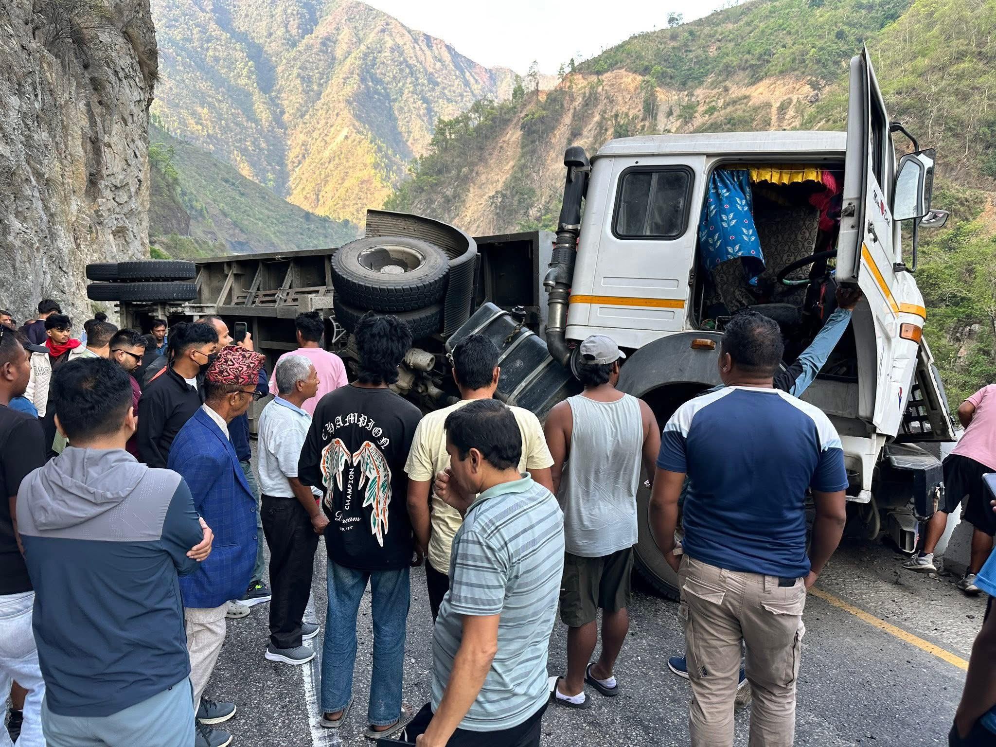 एकाविहानै ट्रक पल्टिँदा मुग्लिन–नारायणगढ सडक अवरुद्ध