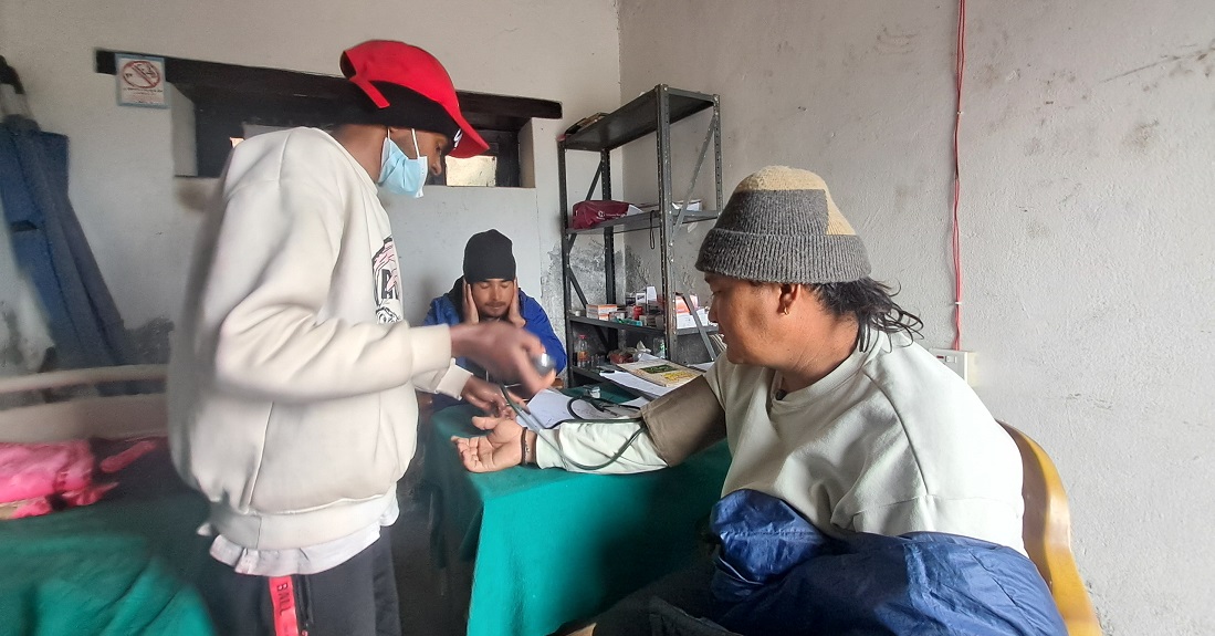 मुक्तिनाथमा लेंक लागेका तिर्थालुलाई निःशुल्क उपचार