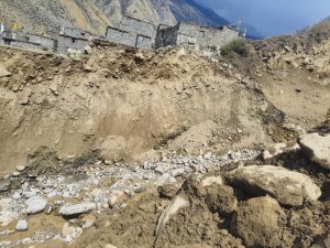 बाढीपहिरो पीडितका लागि सातदिनपछि  तिल गाउँमा पु-याइयो राहत सामग्री