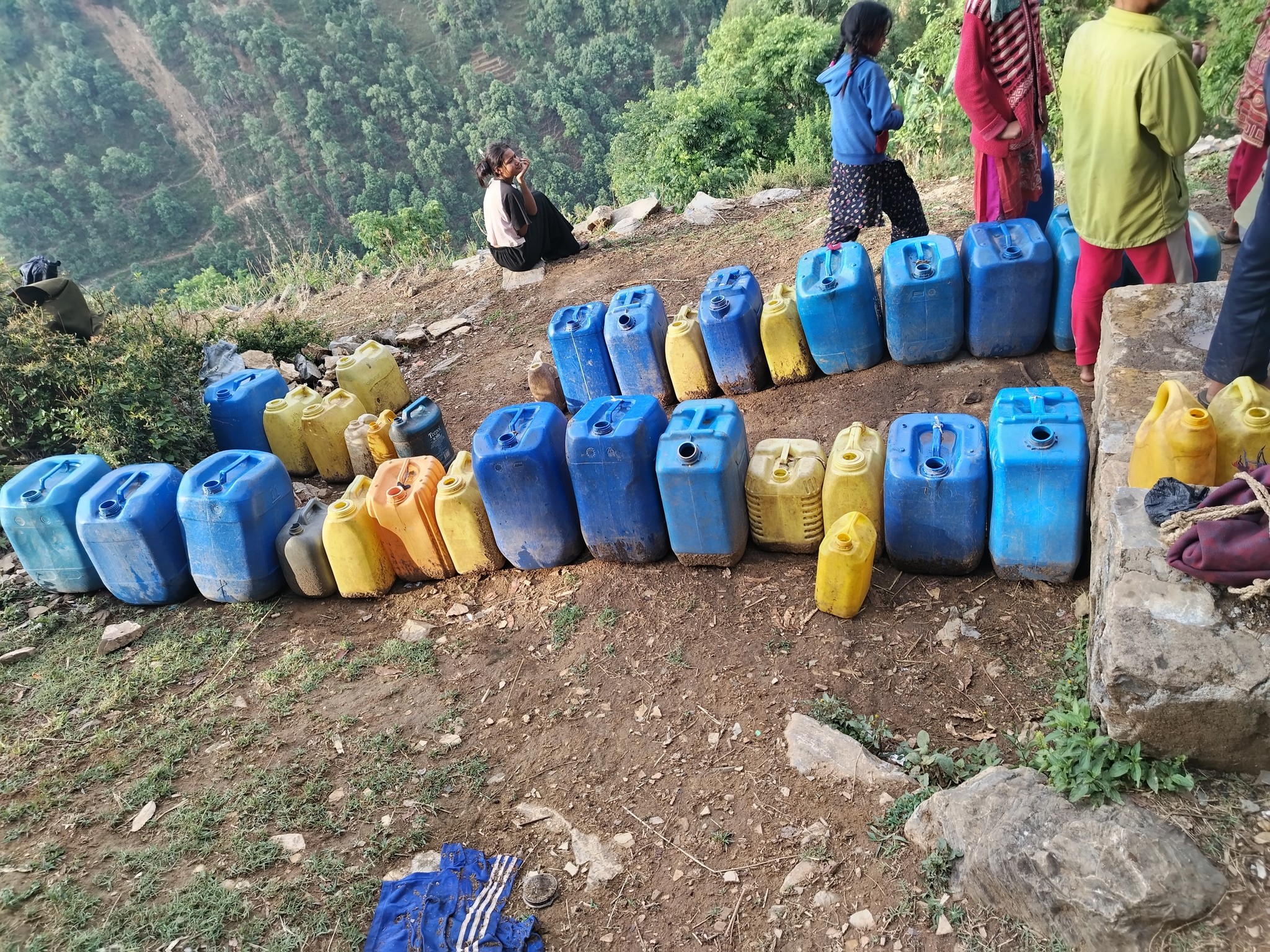 खानेपानी अभावमा बागलुङको दगातुन्डाँडाका बासिन्दा बसाइँ सर्न बाध्य