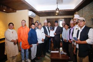 प्रचण्डलाई कास्कीका पाँच वामपन्थी दलको ज्ञापनपत्र