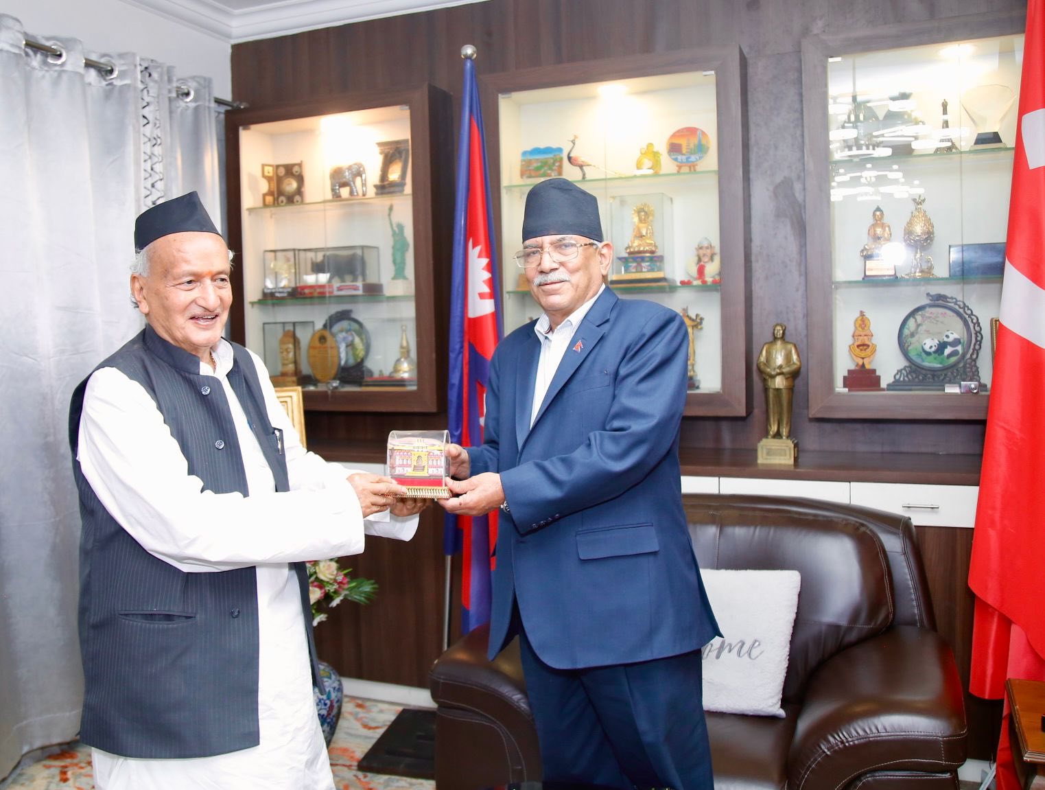 भाजपा नेता कोश्यारी र प्रचण्डबीच भेटवार्ता