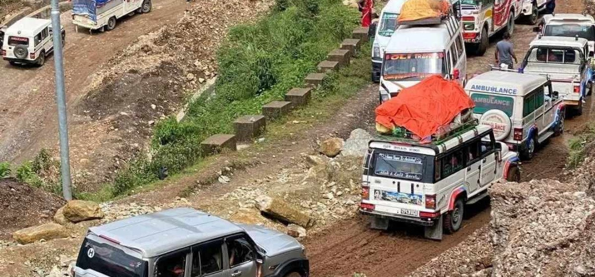 पहिरोले राप्ती राजमार्ग अवरुद्ध हुँदा यातायात ठप्प