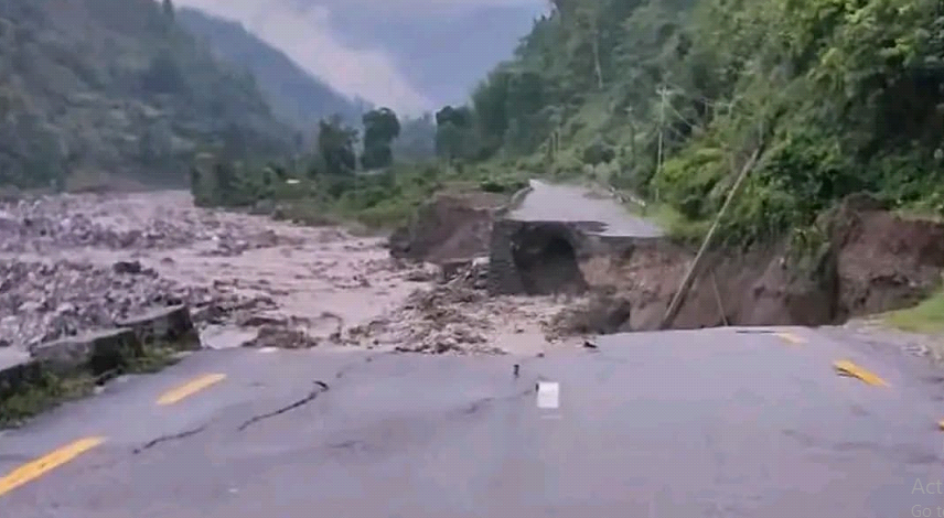 कोशी राजमार्ग बाढीले बगायो, यातायात अवरुद्ध