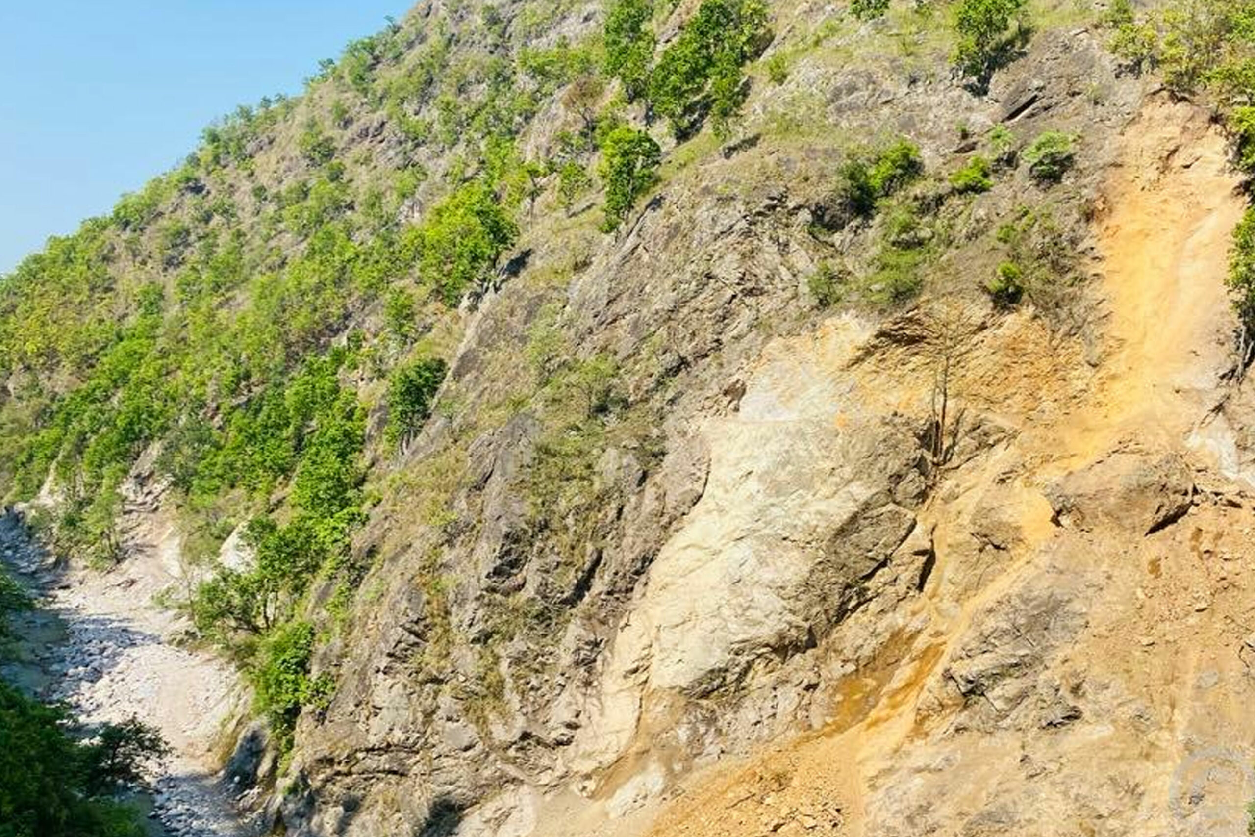 सडकको चट्टान फोर्न केमीकलको प्रयोग ,यसरी प्रयोग गरिन्छ केमीकल