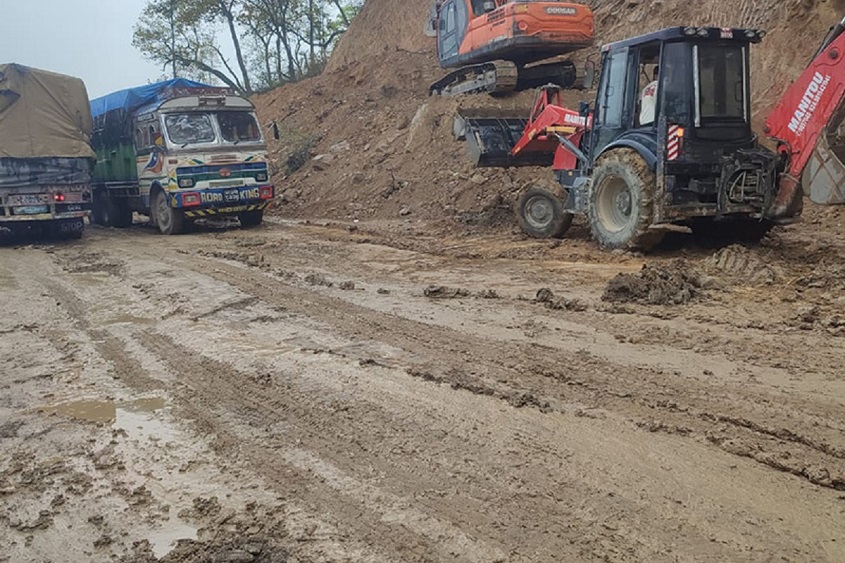 वर्षाले सूर्यविनायक–साँगा सडकमा एकतर्फी सवारी सञ्चालन