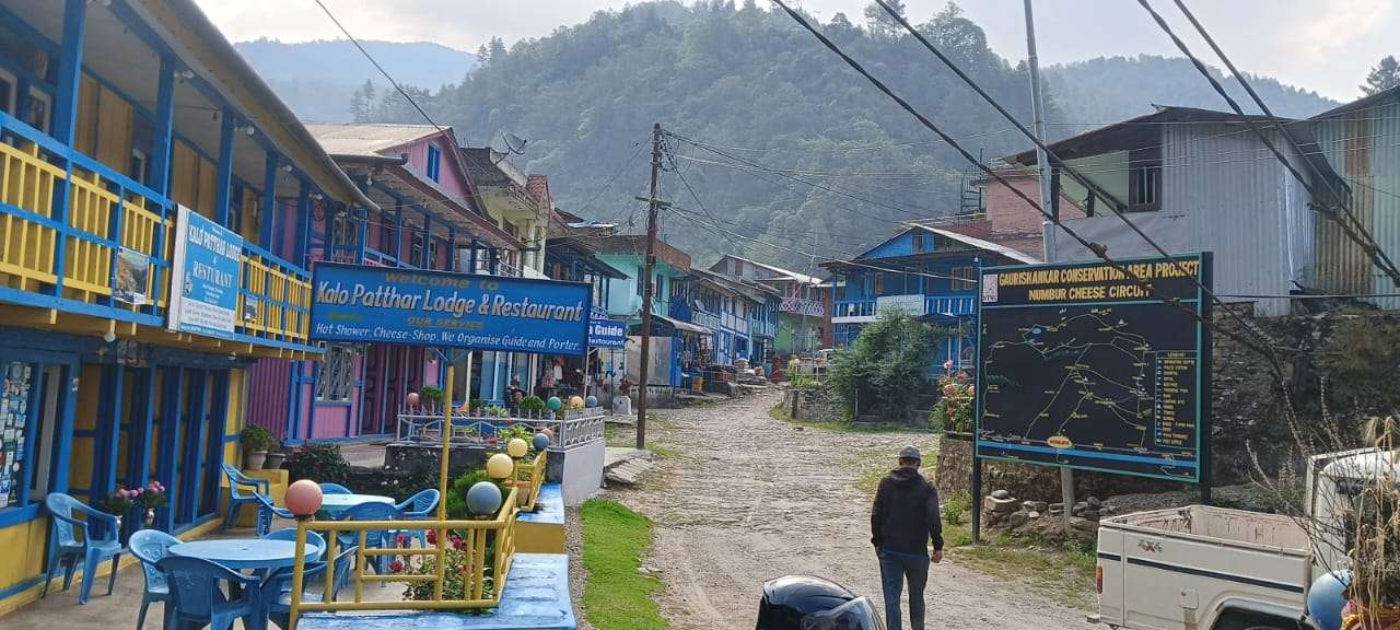 सगरमाथा जाने बाटोमै पर्ने शिवालय बजार सुनसान, होटलहरु रित्तै