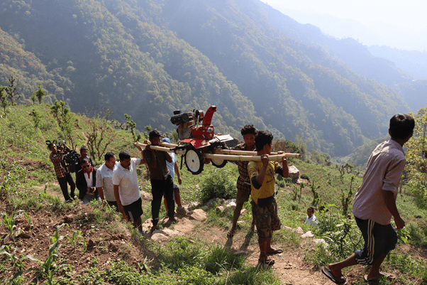 चितवनको कान्दामा दुई घण्टा बोकेर हाते ट्रयाक्टर पुर्याउँदा …