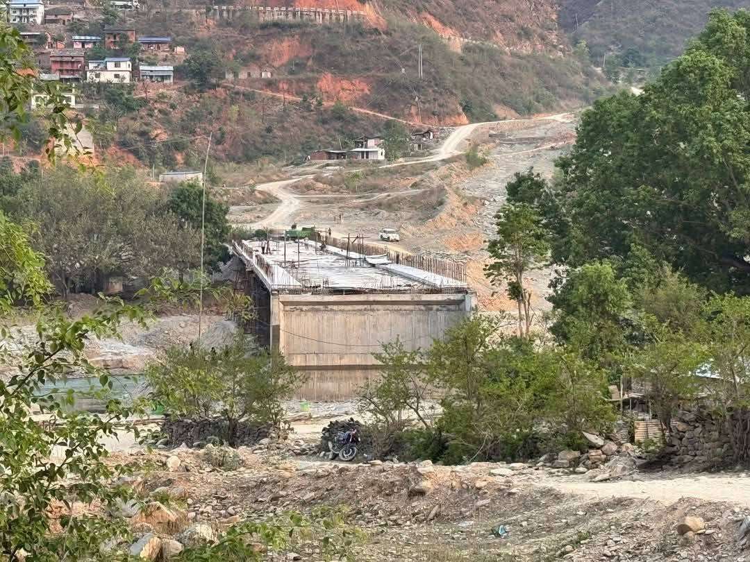 निर्माणको अन्तिम चरणमा पुगेको तामाकोसी नदी माथिको पक्की पुल भाँचियो